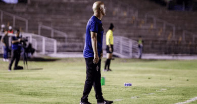 Cristian de Souza à beira do campo, durante o jogo do Botafogo-PB contra o Altos — Foto: Cristiano Santos / Botafogo-PB