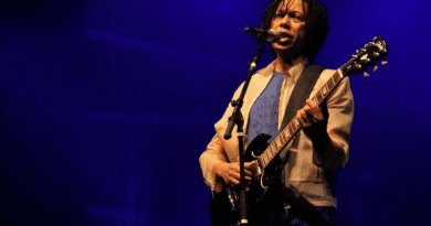 cantor djavan tocando guitarra