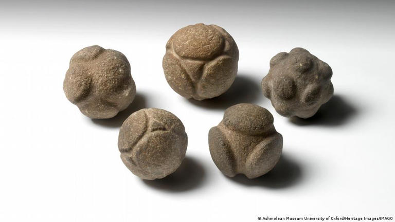 Várias teorias circundam as bolas de pedra talhada da Escócia
