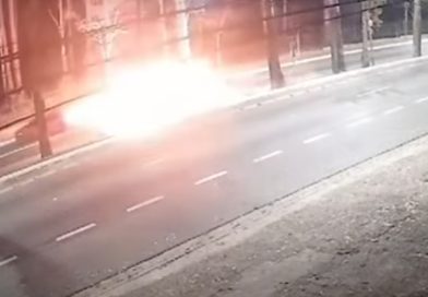 Viatura da PM bate e explode durante perseguição a ladrões; veja vídeo