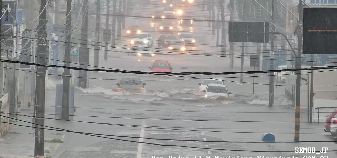 Carros ficam submersos em alagamento após fortes chuvas em João Pessoa