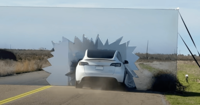Carro Tesla Esbarra em Parede Falsa em Teste que Revela Desafios na Direção Autônoma