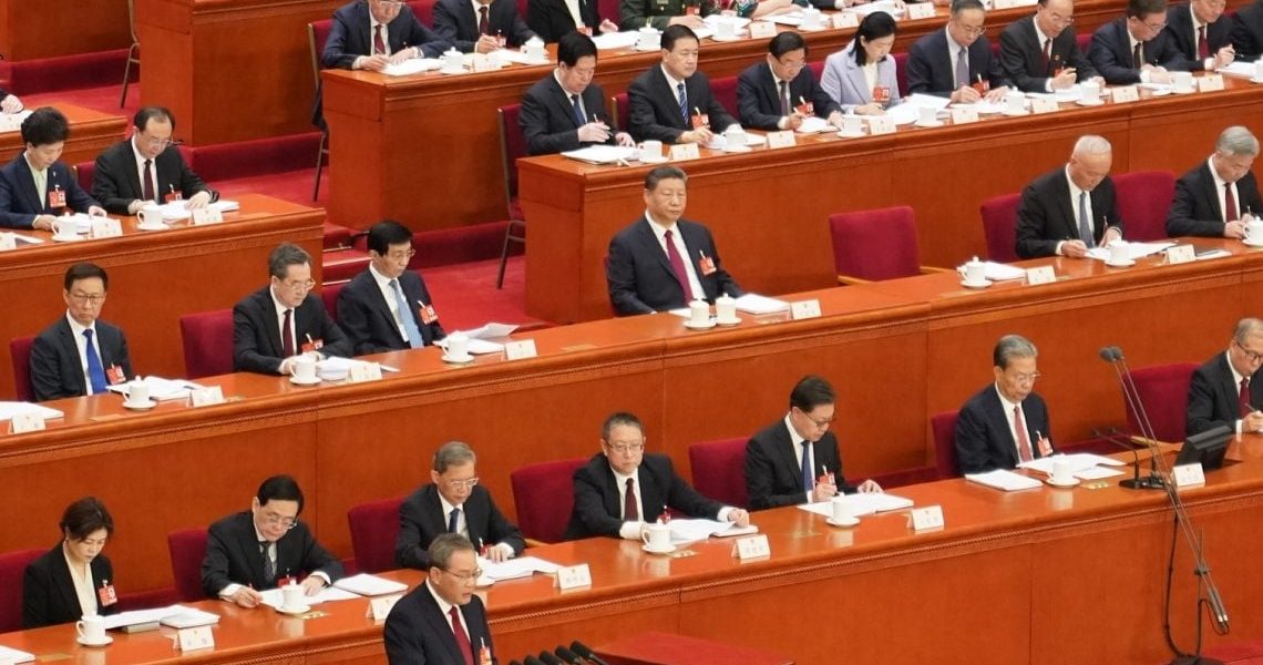 China Planeja Crescimento de 5% em 2025 com Foco no Consumo Interno