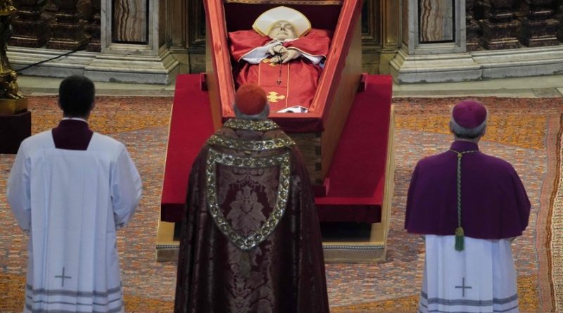 Manobras digitais e verbetes editados: opositores de Francisco tentam influenciar próximo conclave