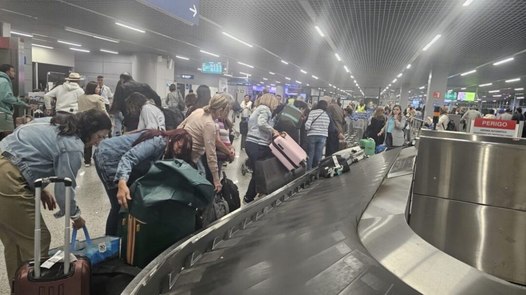 Suposto invasor interrompe voo da Azul com destino à Paraíba e mobiliza polícia em aeroporto de BH Suposto invasor interrompe voo da Azul com destino à Paraíba e mobiliza polícia em aeroporto de BH