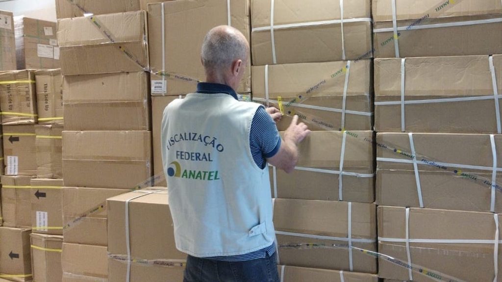Anatel apreende mais de 3 mil eletrônicos irregulares e amplia ofensiva contra pirataria em marketplaces Anatel apreende mais de 3 mil eletrônicos irregulares e amplia ofensiva contra pirataria em marketplaces