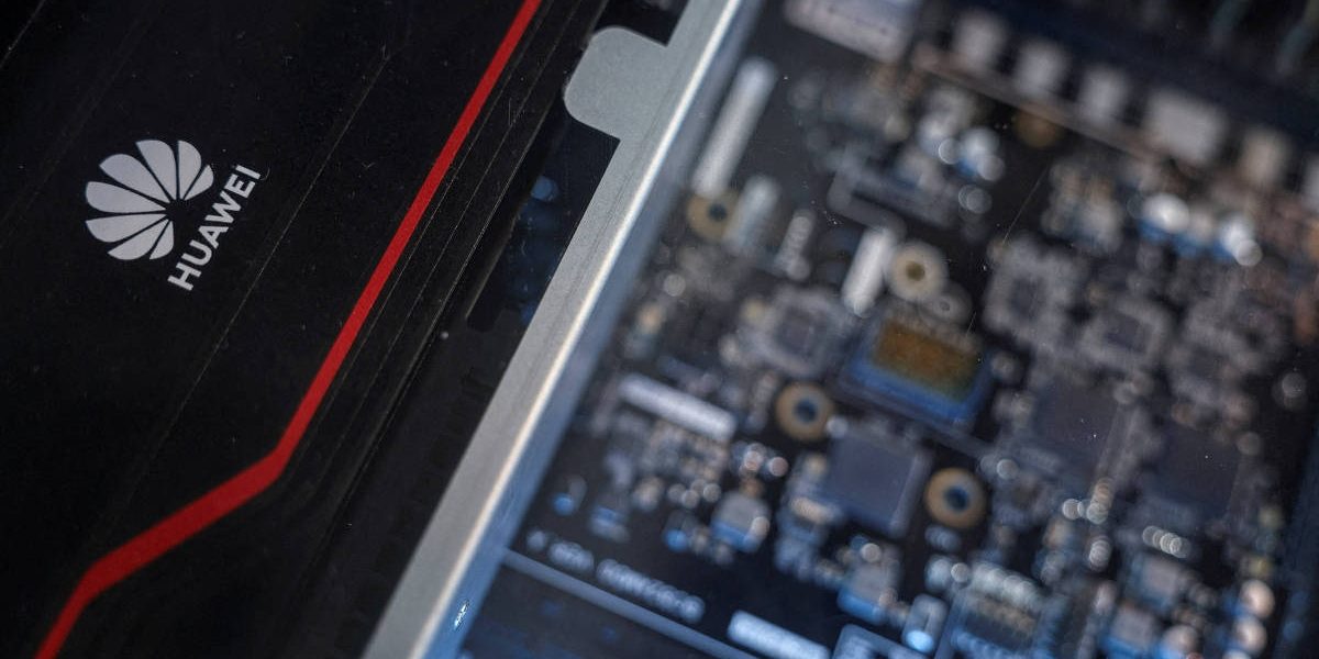 Sob pressão dos EUA, Brasil aprofunda parceria com Huawei em inteligência artificial