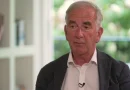 Robert Harris compara eleição papal ao reality “The Traitors” e sugere que modelo inspire partidos políticos