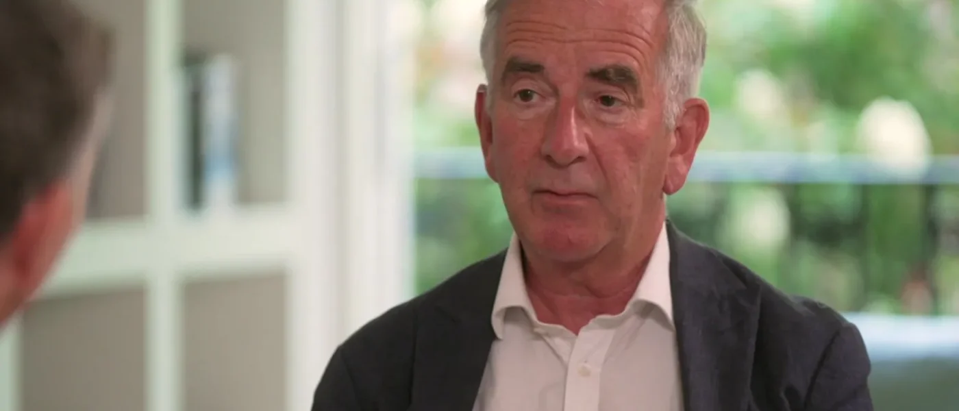 Robert Harris compara eleição papal ao reality “The Traitors” e sugere que modelo inspire partidos políticos