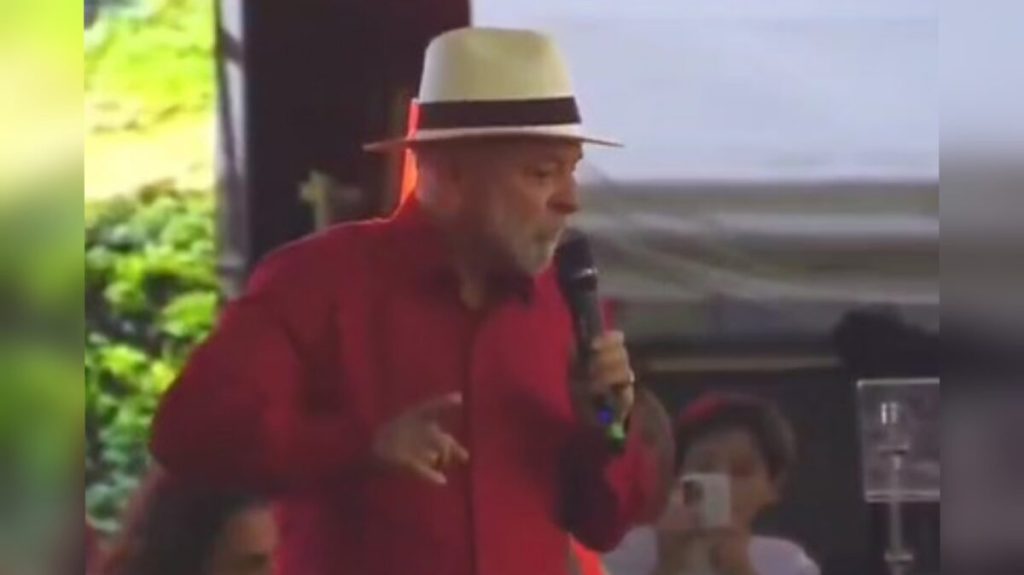 Lula critica alta do preço do gás e propõe linha de crédito para entregadores comprarem motos