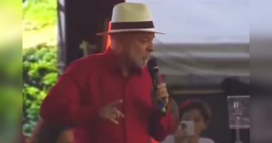 Lula critica alta do preço do gás e propõe linha de crédito para entregadores comprarem motos