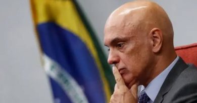 “Olá, Alexandre”: ex-assessor de Trump provoca Moraes após EUA anunciarem restrições de visto para autoridades estrangeiras