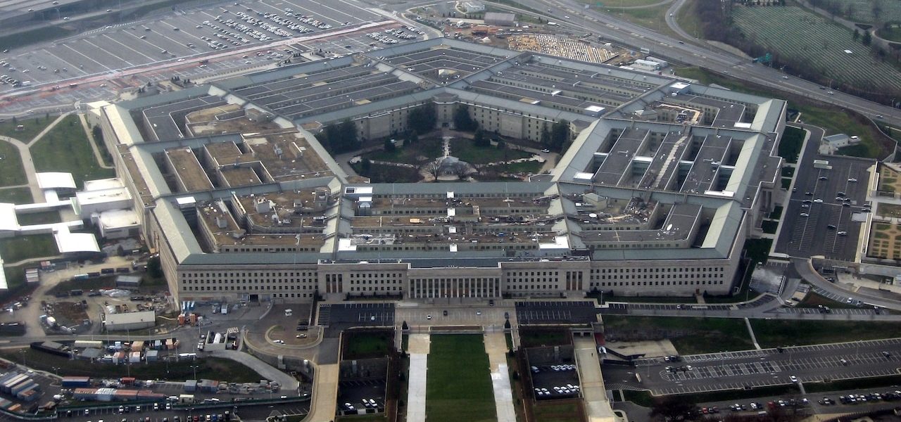Pentágono ordena remoção de livros sobre diversidade e gênero em bibliotecas militares