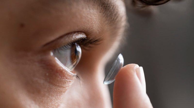 Lentes de contato com “visão noturna” prometem enxergar no escuro — até de olhos fechados