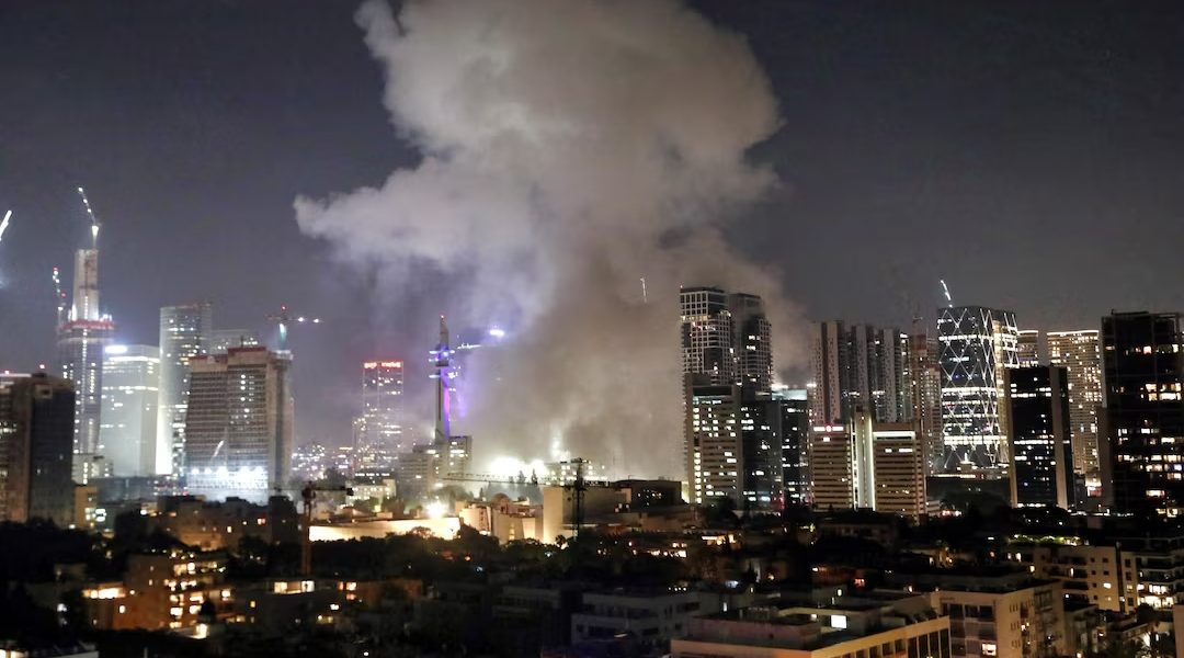 Israel e Irã trocam ataques intensos enquanto Israel busca destruir programa nuclear de Teerã