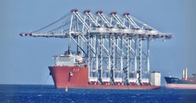 Navio chinês transporta cinco gruas gigantes em escala estratégica Navio chinês transporta cinco gruas gigantes em escala estratégica