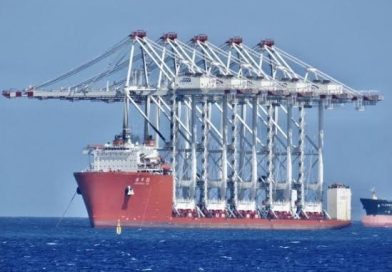 Navio chinês transporta cinco gruas gigantes em escala estratégica