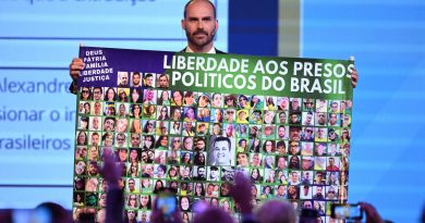 Bolsonaro depõe à PF sobre campanha de Eduardo contra ministros do STF Bolsonaro depõe à PF sobre campanha de Eduardo contra ministros do STF