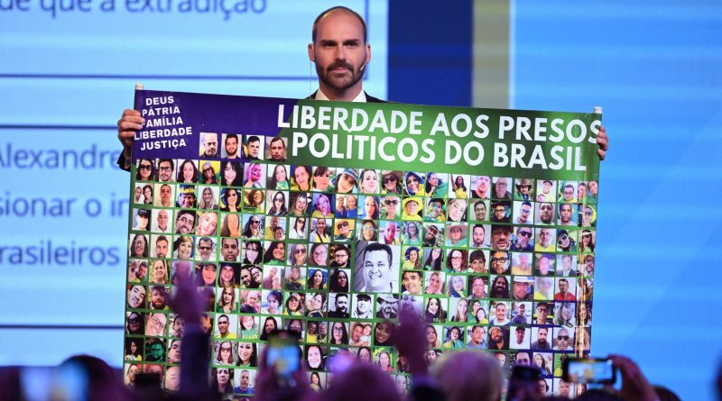 Bolsonaro depõe à PF sobre campanha de Eduardo contra ministros do STF