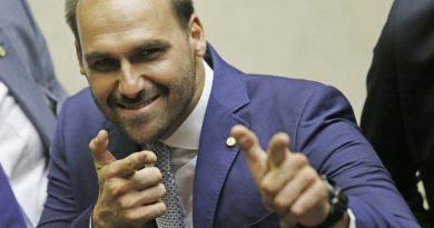 Oposição pede autorização para “mandato remoto” de Eduardo Bolsonaro Oposição pede autorização para “mandato remoto” de Eduardo Bolsonaro