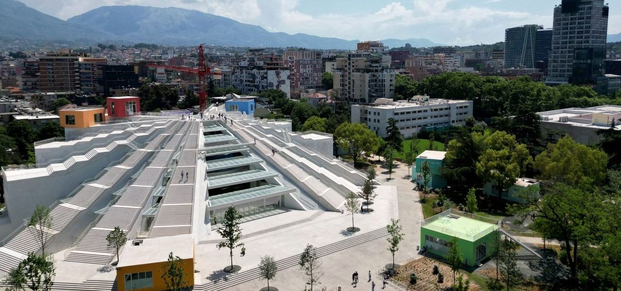 Hackers Iranianos Atacam Servidores de Tirana em Retaliação por Abrigo a Dissidentes