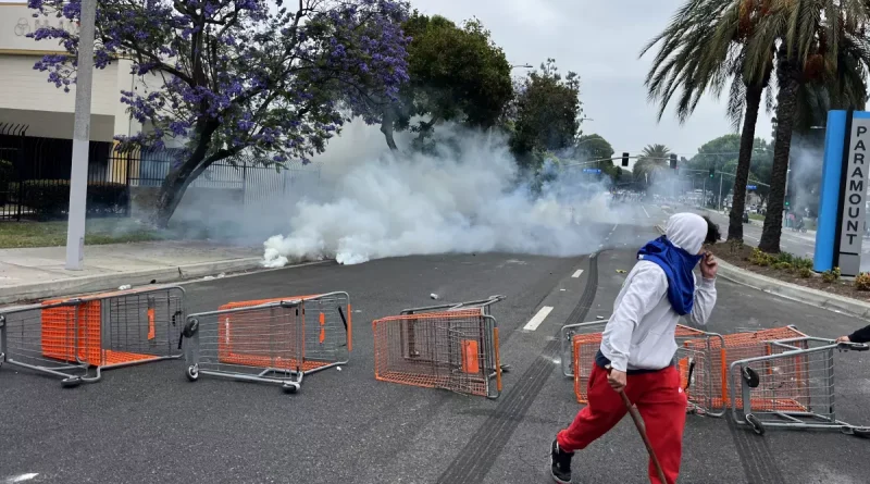 Protestos violentos eclodem após operação do ICE em Los Angeles