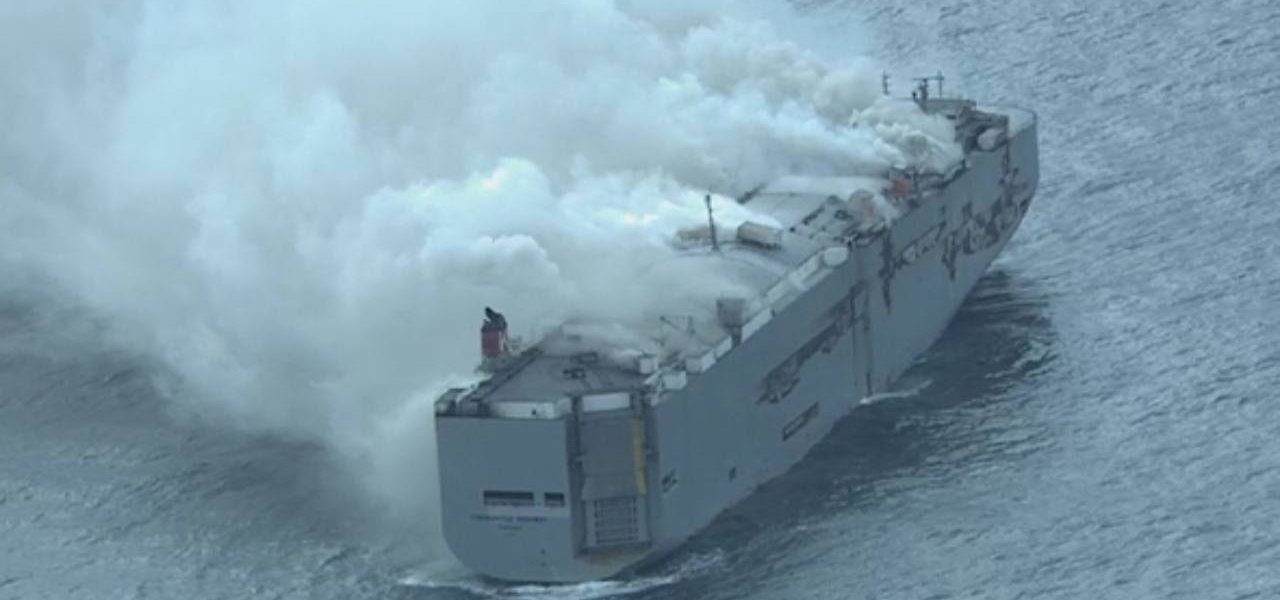 Navio com 800 carros elétricos pega fogo no Pacífico e destrói carga