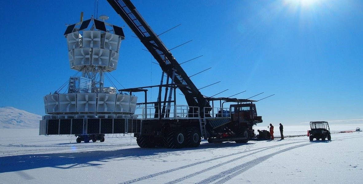 Misteriosos Sinais de Rádio Sob o Gelo da Antártida Desafiam a Física