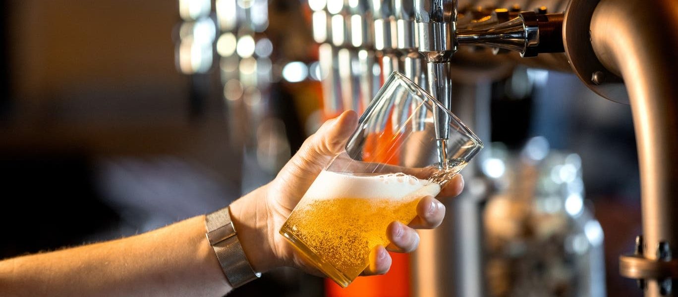 Reino Unido avalia proibir publicidade de álcool para proteger saúde