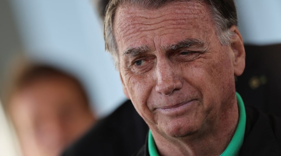 PF cumpre mandados e Bolsonaro passará a usar tornozeleira eletrônica