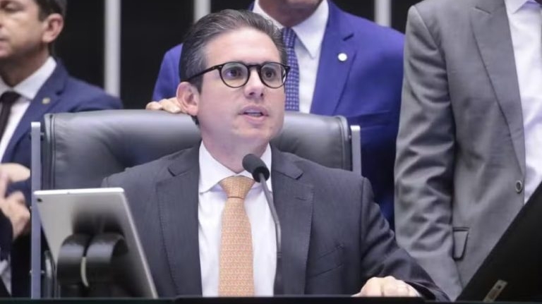 Hugo Motta suspende reuniões de comissões na Câmara após manobras pró-Bolsonaro