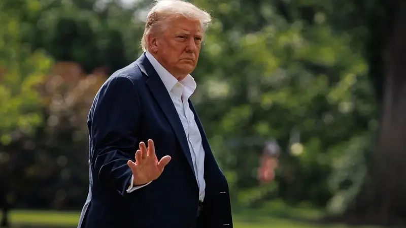 Trump Sinaliza Negociações Futuras com Lula sobre Tarifas de 50%, mas Elogia Bolsonaro e Critica Judiciário Brasileiro