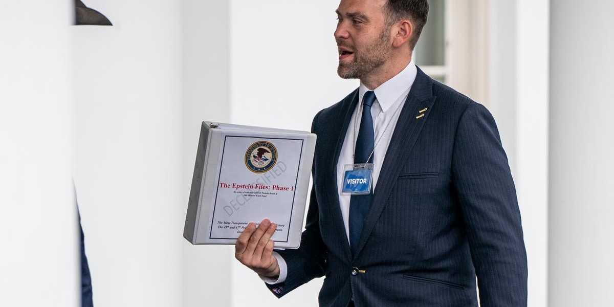 Escândalo dos Arquivos Epstein: Reviravolta na Administração Trump Gera Crise com Base de Apoio