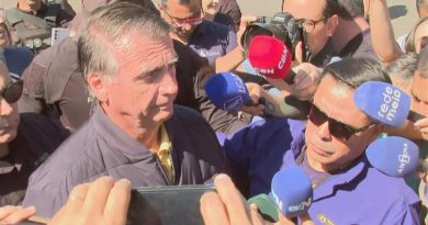 Bolsonaro nega risco de fuga do Brasil e diz que dinheiro em espécie apreendido foi declarado: ‘Objetivo é suprema humilhação’ Bolsonaro nega risco de fuga do Brasil e diz que dinheiro em espécie apreendido foi declarado: ‘Objetivo é suprema humilhação’