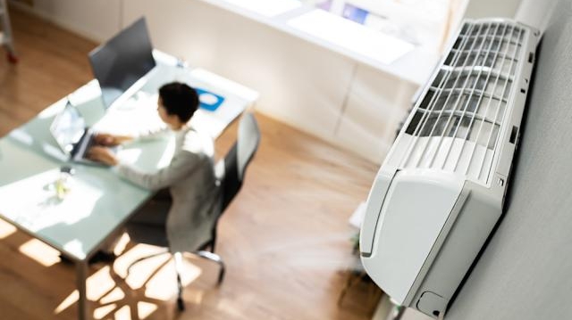 O Inimigo Invisível: Você Pode Estar Inalando 70 Mil Partículas de Plástico por Dia Dentro de Casa