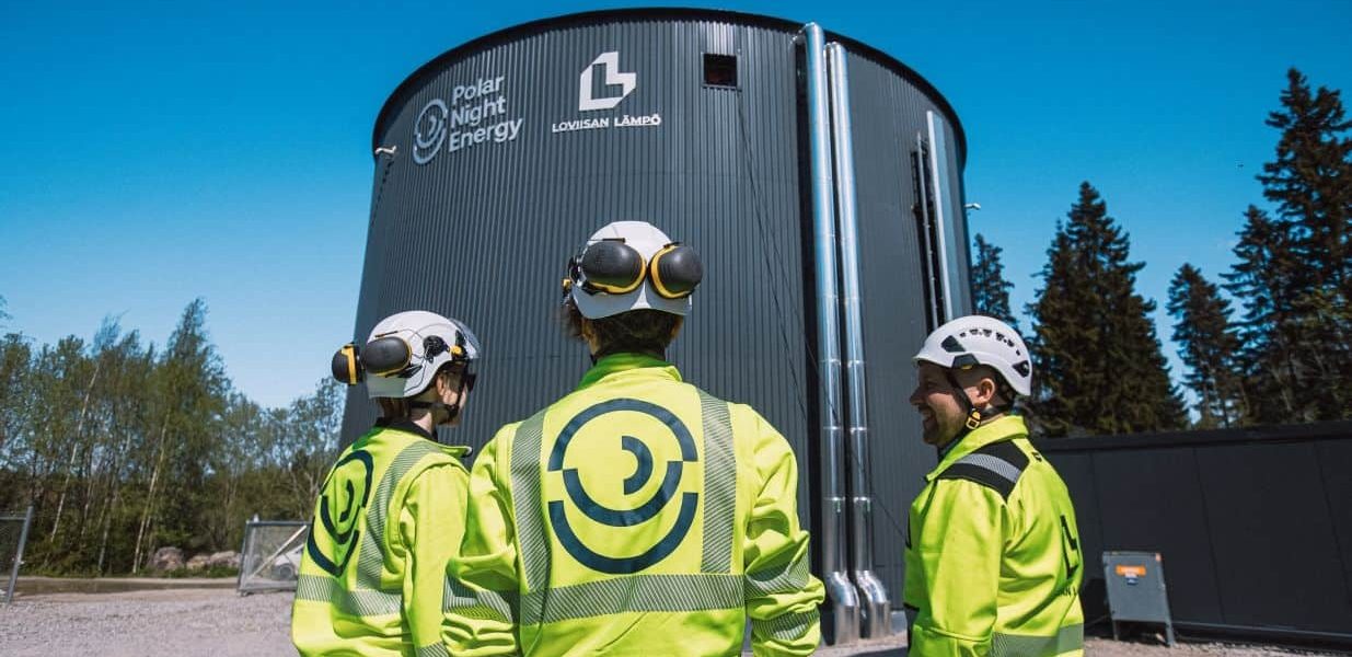 Finlândia inaugura ‘bateria de areia’ gigante para armazenar energia renovável por meses