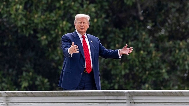 Passeio no Telhado da Casa Branca: Ação Bizarra de Trump Gera Preocupação sobre sua Saúde Mental