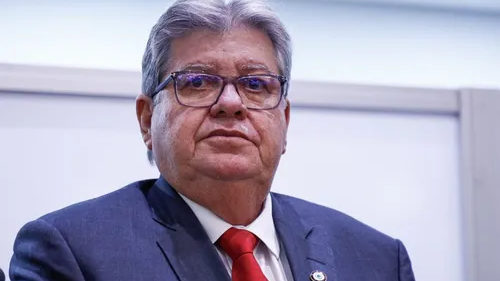 Após cirurgia bem-sucedida, João Azevêdo recebe alta e inicia recuperação em casa