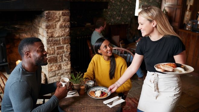 O Gesto que te Denuncia: O que Ajudar o Garçom a Tirar a Mesa Diz Sobre Você?