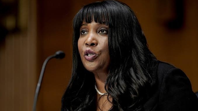 Crise institucional nos EUA: Diretora do Banco Central americano desafia demissão de Trump e alega ilegalidade