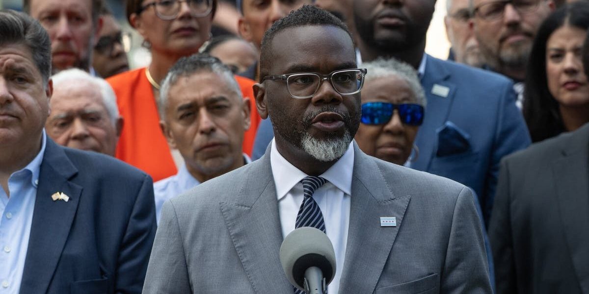 Guerra aberta: Prefeito de Chicago desafia Trump e proíbe polícia de cooperar com megaoperação de imigração