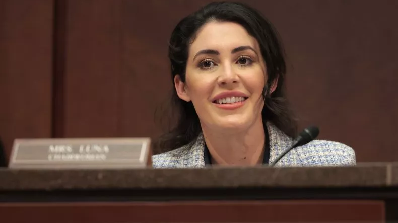 Deputada Anna Paulina Luna relata experiência com OVNI na Força Aérea dos EUA