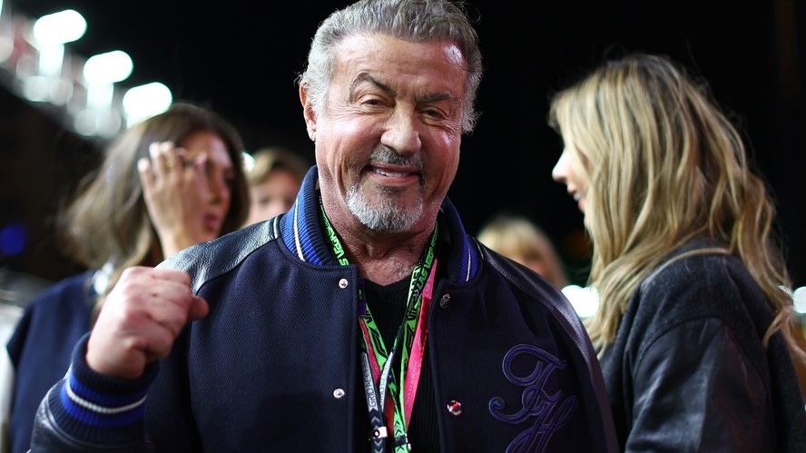 “Fazer 50 flexões já é difícil”: Aos 79 anos, Sylvester Stallone abandona o treino de Rambo e abraça a ioga