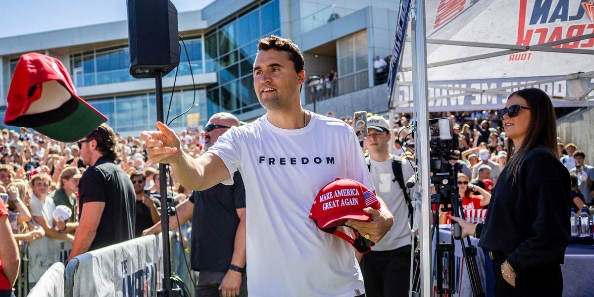 Aliado próximo de Trump, Charlie Kirk, é assassinado durante evento universitário em Utah