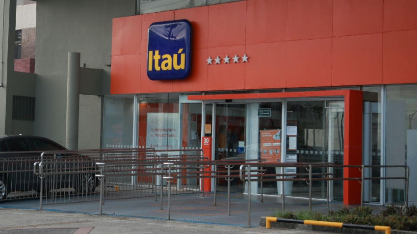 Demissões no Itaú Acendem Alerta sobre Vigilância no Home Office: Qual o Limite Legal?