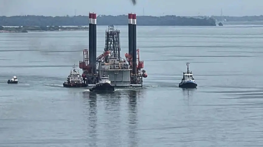 Sob Sanções dos EUA, Venezuela Aprofunda Laços com China e Instala Plataforma de Petróleo no Lago Maracaibo