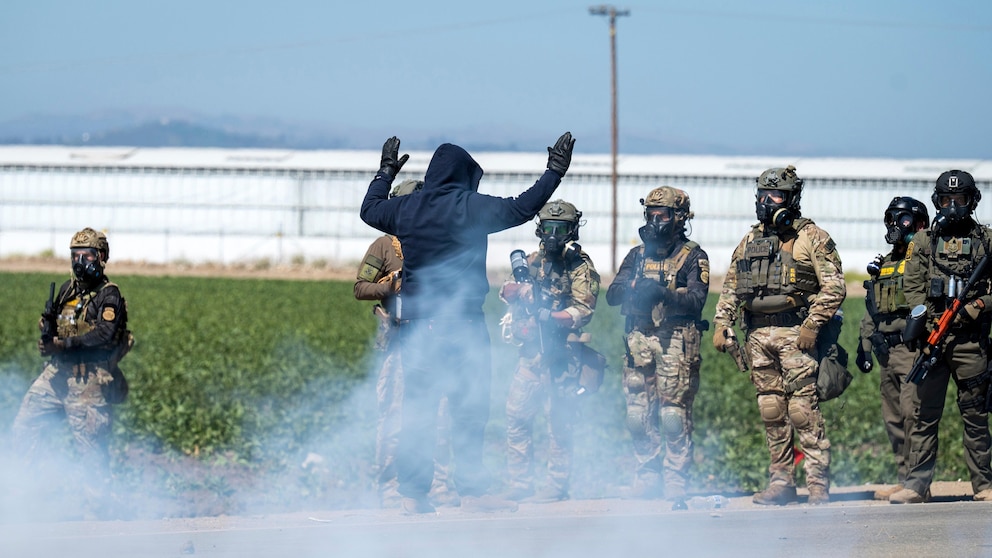 Êxodo silencioso: 1,2 milhão de imigrantes deixam a força de trabalho dos EUA sob políticas de Trump, aponta estudo