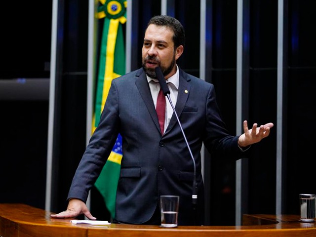 Boulos critica criminalização das favelas e diz que “cabeça do crime organizado não está no barraco”
