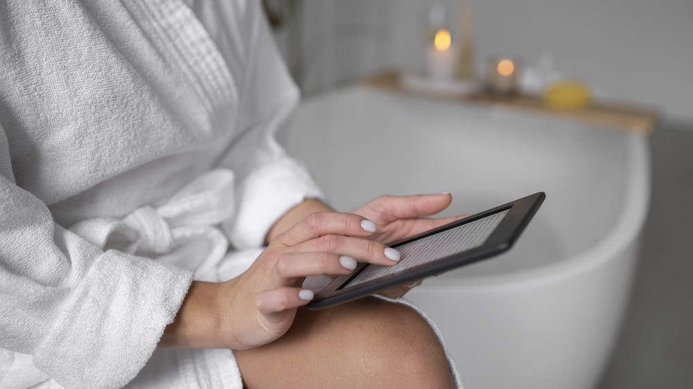 Seu celular no banheiro pode estar custando sua saúde: novo estudo revela ligação direta com hemorroidas