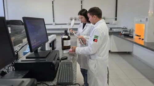 Ciência paraibana contra a crise: UEPB cria método rápido e barato para identificar metanol em bebidas sem abrir a garrafa